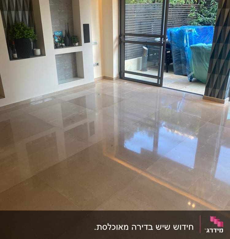 רצפה מבריקה ונקייה ליד חלון גדול